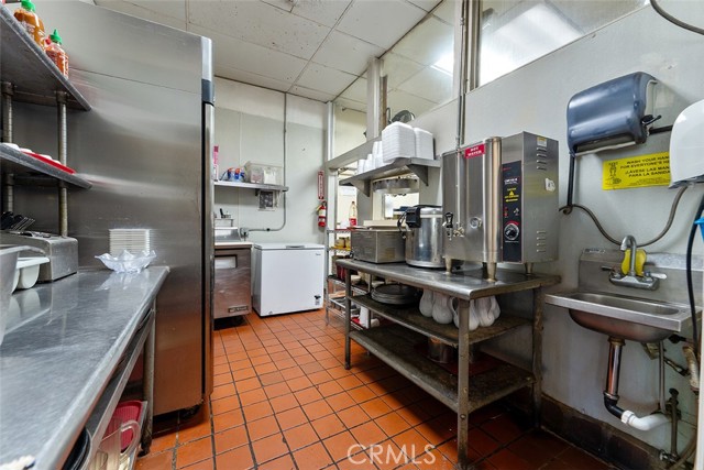 320 W Foothill Blvd, Upland CA: https://media.crmls.org/medias/505bba9b-c279-4ce9-a376-d82ce5f91c4c.jpg