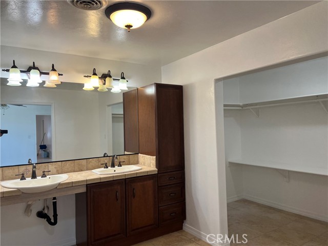 Main Bedroom En-suite with dual sinks and Walk in closet