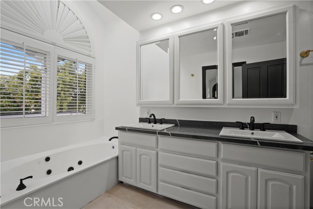 Detail Gallery Image 27 of 48 For 9853 Wish Ave, Northridge,  CA 91325 - 5 Beds | 2/1 Baths