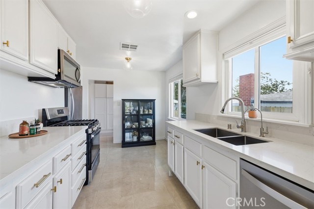 Detail Gallery Image 12 of 37 For 7337 W 88th St, Los Angeles,  CA 90045 - 4 Beds | 4 Baths