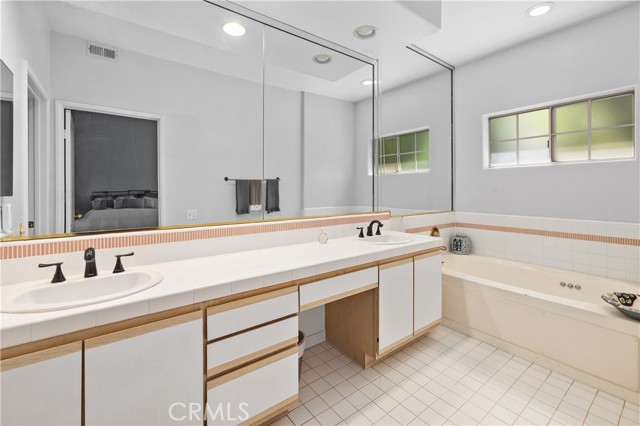 Detail Gallery Image 15 of 25 For 5715 Etiwanda Ave #4,  Tarzana,  CA 91356 - 3 Beds | 3 Baths