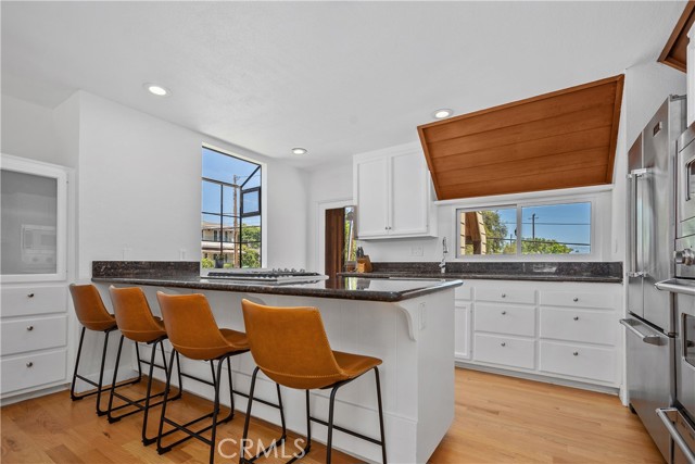 390 Saint Anns Drive, Laguna Beach CA: https://media.crmls.org/medias/50664742-52d0-48cd-9c69-477389c3f659.jpg