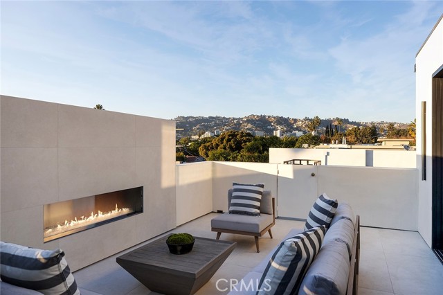 Detail Gallery Image 21 of 33 For 419 Harper Ave, Los Angeles,  CA 90048 - 6 Beds | 6/2 Baths