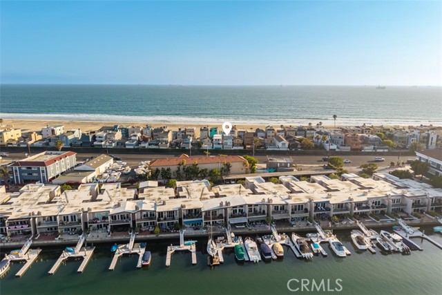 55 B Surfside Avenue, Surfside CA: https://media.crmls.org/medias/5068f822-0fdd-4731-867e-c1a81d2b6f2e.jpg