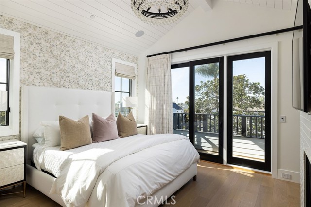 702 Poinsettia Avenue, Corona del Mar CA: https://media.crmls.org/medias/506c332c-5d97-47c9-ad82-379731fd568c.jpg