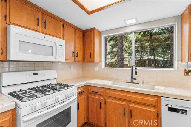 1381 Blackfoot W Trail, Lake Arrowhead CA: https://media.crmls.org/medias/5071b66c-0297-42f3-92f5-83c36707306c.jpg
