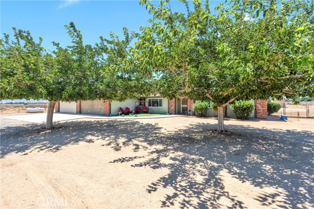 Detail Gallery Image 2 of 43 For 13237 Smoke Tree Rd, Victorville,  CA 92392 - 3 Beds | 2 Baths