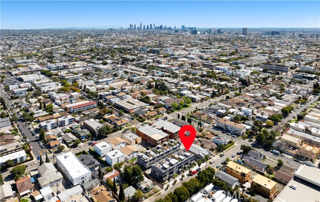 922 N Ridgewood Pl, Los Angeles CA: https://media.crmls.org/medias/50769651-f246-48b7-bc34-ef214a53151d.jpg