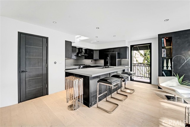 Detail Gallery Image 16 of 34 For 1782 Viewmont Dr, Los Angeles,  CA 90069 - 3 Beds | 4/1 Baths