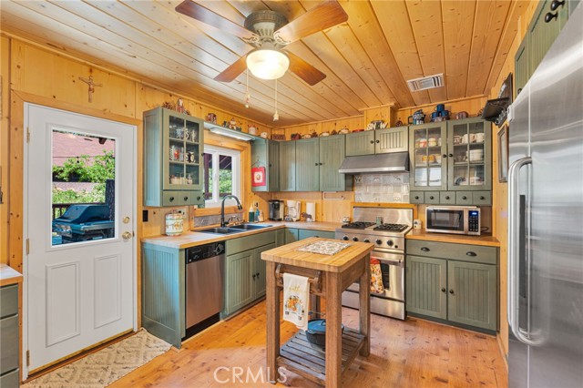 5774 Pine Street, Wrightwood CA: https://media.crmls.org/medias/507a946b-81b2-4b90-9601-1432c959348d.jpg