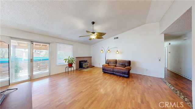 Detail Gallery Image 9 of 71 For 9781 Victor Ave, Hesperia,  CA 92345 - 4 Beds | 2 Baths