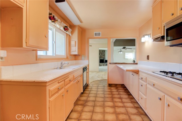 5398 Park Avenue, Garden Grove CA: https://media.crmls.org/medias/507d0e15-464b-4e4d-a4a0-6ab634f3ed23.jpg