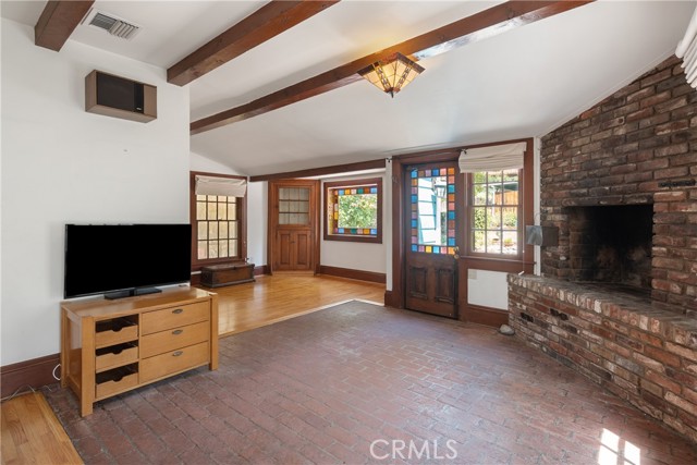 211 E Virginia Avenue, Glendora CA: https://media.crmls.org/medias/507d7971-a960-42ae-9323-e7067ac4b2da.jpg