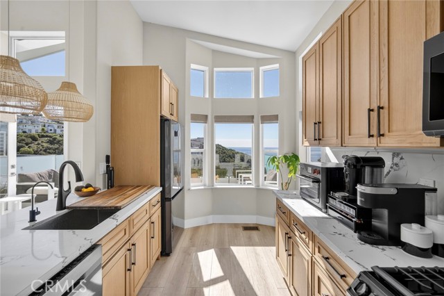 Detail Gallery Image 8 of 32 For 1630 Del Mar, Laguna Beach,  CA 92651 - 2 Beds | 3/1 Baths