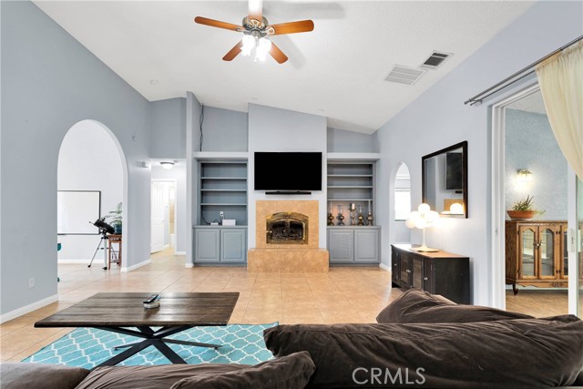 1679 Desert Front Road, Wrightwood CA: https://media.crmls.org/medias/5081e4c8-ca0e-4d1c-9d61-f295d1102e9c.jpg