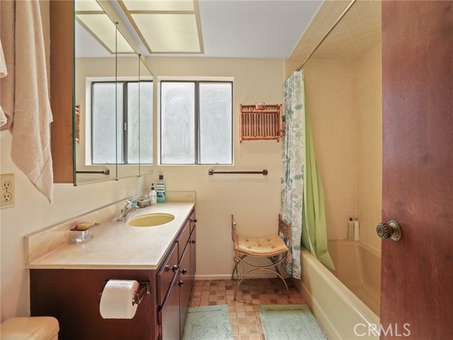 A full bath caps off the lower living area. A full bath caps off the lower living area.