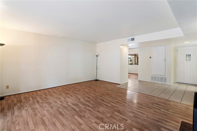 Detail Gallery Image 5 of 27 For 7625 Reseda Bld #104,  Reseda,  CA 91335 - 3 Beds | 2 Baths