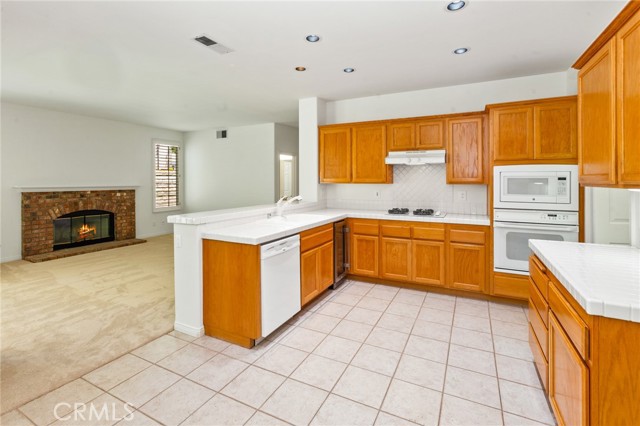 2311 Gillingham Circle, Thousand Oaks CA: https://media.crmls.org/medias/508df6b7-8665-49d4-92d3-d0d261623a2c.jpg