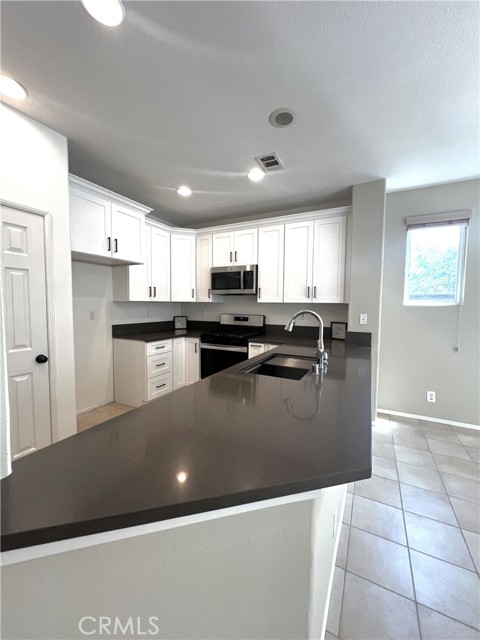 Detail Gallery Image 9 of 28 For 15 Rue Du Chateau, Aliso Viejo,  CA 92656 - 3 Beds | 2/1 Baths