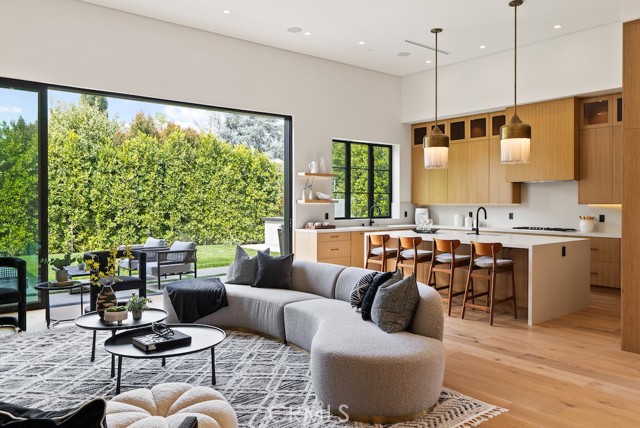 5727 Cahill Avenue, Tarzana CA: https://media.crmls.org/medias/5091f0b1-3702-43f5-93f0-b2aad2e005a8.jpg