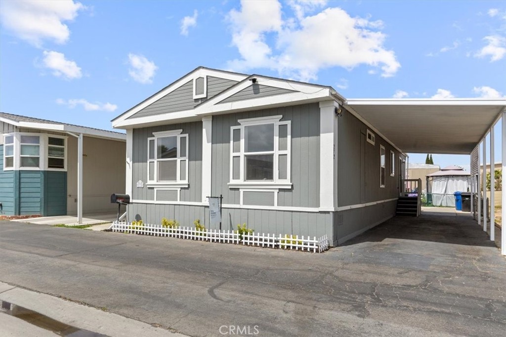 9080 Bloomfield Avenue 272