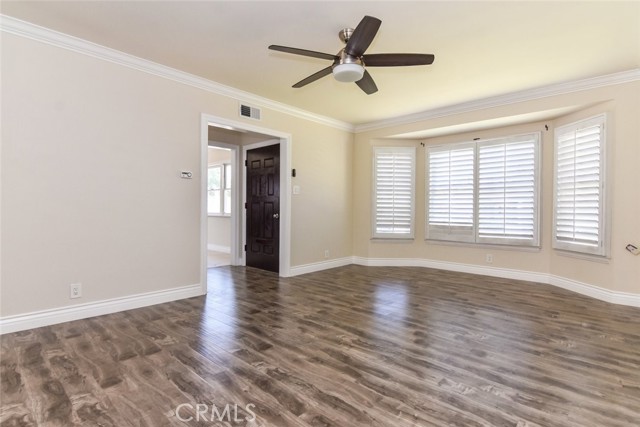 Detail Gallery Image 6 of 22 For 6906 Mclennan Ave, Lake Balboa,  CA 91406 - 3 Beds | 3 Baths