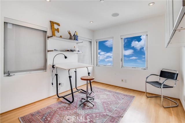 Detail Gallery Image 15 of 21 For 117 Park Pl, Venice,  CA 90291 - 4 Beds | 3/1 Baths