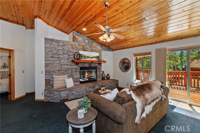 379 Fawntrail Place, Big Bear Lake CA: https://media.crmls.org/medias/509b4cf7-ba6a-4845-a91e-3328200e407c.jpg