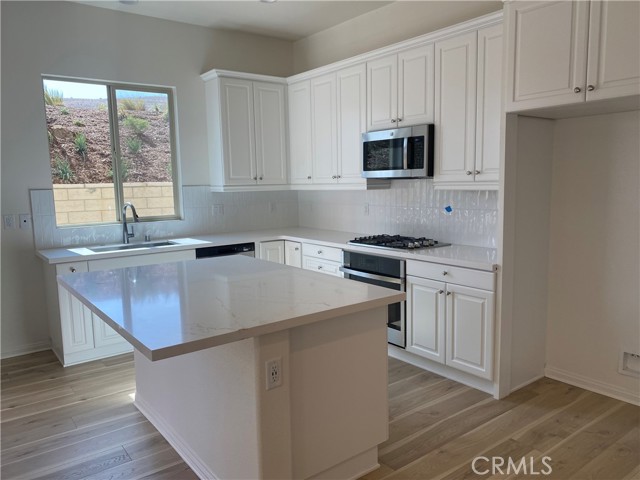 Detail Gallery Image 3 of 20 For 27410 Pioneer Ct, Valencia,  CA 91381 - 3 Beds | 3 Baths