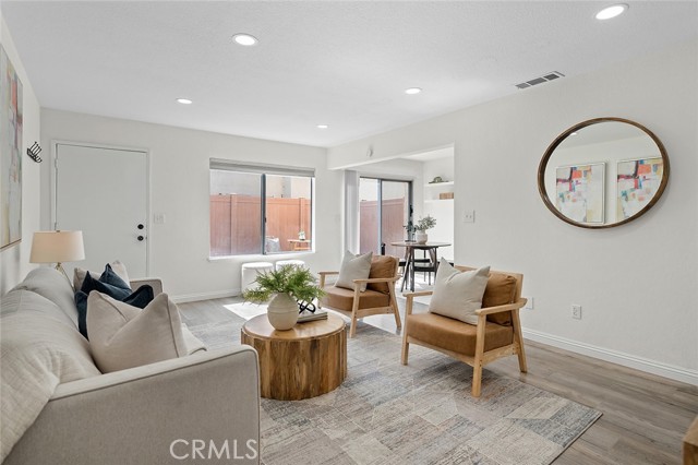 Detail Gallery Image 4 of 26 For 16735 Cedarwood, Cerritos,  CA 90703 - 2 Beds | 1/1 Baths