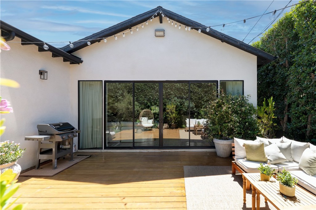 https://media.crmls.org/medias/50a4927a-61d4-423c-abee-c3ea34391c82.jpg?preset=X-Large