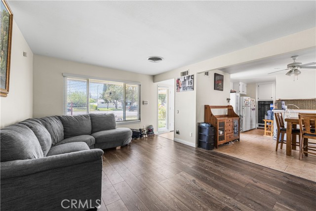 7948 Fallbrook Ave, West Hills CA: https://media.crmls.org/medias/50a6f3fb-5c2c-4fb3-a723-a6201ca6a533.jpg