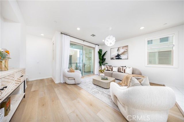 Detail Gallery Image 6 of 30 For 222 Harringay, Irvine,  CA 92618 - 3 Beds | 3/1 Baths