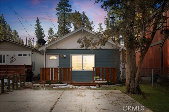 906 W Aeroplane Boulevard, Big Bear City CA: https://media.crmls.org/medias/50a830bf-be5e-4ed7-bb3c-5298f28e9c7d.jpg
