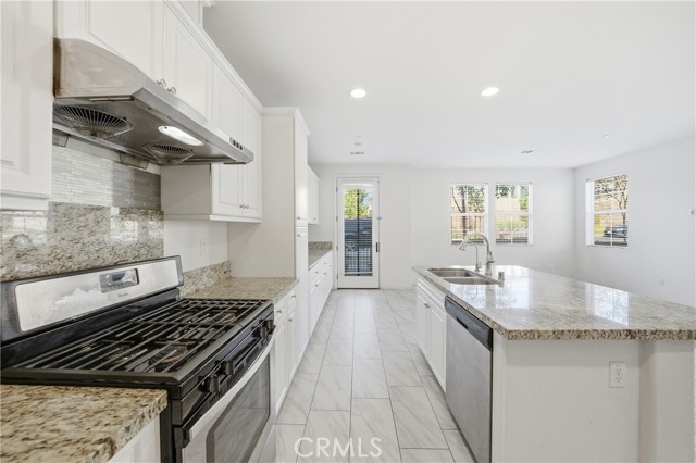 Detail Gallery Image 7 of 27 For 2830 E via Fiano, Ontario,  CA 91764 - 4 Beds | 2/1 Baths