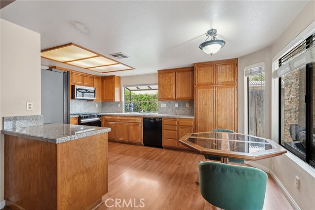 Detail Gallery Image 12 of 40 For 15621 Saul Ct, Canyon Country,  CA 91387 - 4 Beds | 3 Baths