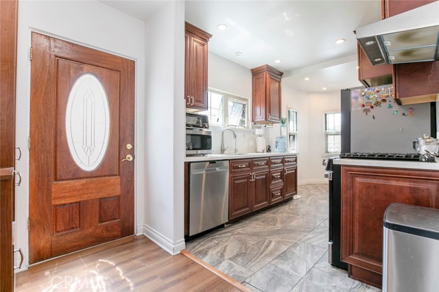 533 Hawthorne Street, Glendale CA: https://media.crmls.org/medias/50ae0129-e910-43b8-9cad-bf50ba2b4b41.jpg
