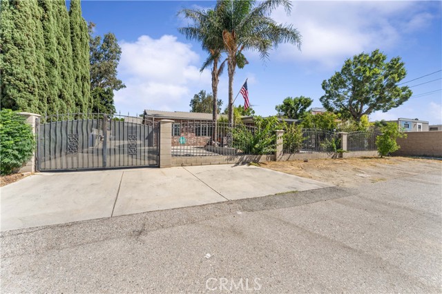 Detail Gallery Image 2 of 39 For 14582 El Molino St, Fontana,  CA 92335 - 6 Beds | 3 Baths