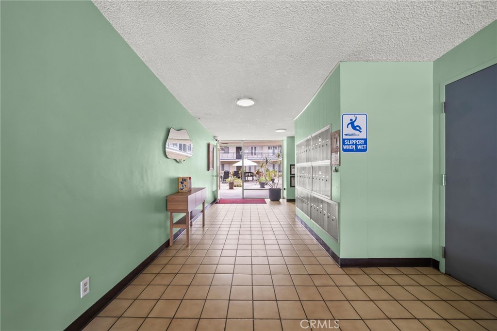 https://media.crmls.org/medias/50b0fc6a-661f-474a-b42a-da896312b72a.jpg?preset=X-Large