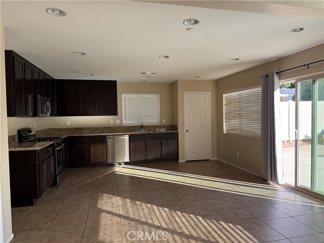 Detail Gallery Image 4 of 21 For 35215 Caraway Ct, Lake Elsinore,  CA 92532 - 4 Beds | 3 Baths