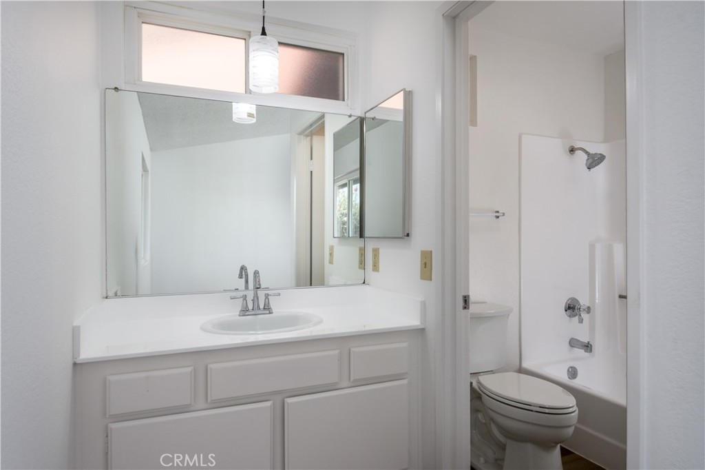 https://media.crmls.org/medias/50b261c1-3c43-43b9-afec-cd95bcb74d1a.jpg?preset=X-Large