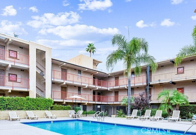 17000 Burbank Boulevard, Encino CA: https://media.crmls.org/medias/50b31b82-a2d9-44b8-a881-d99afba62c1c.jpg
