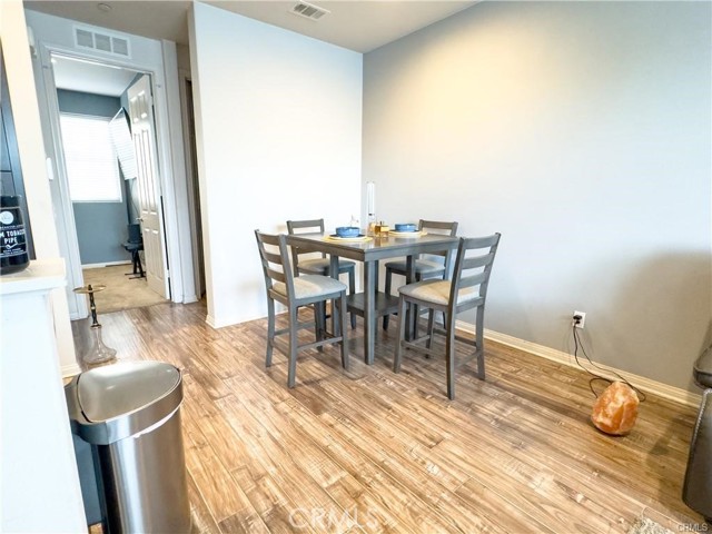 Detail Gallery Image 8 of 16 For 14124 W Pine Ln, Van Nuys,  CA 91405 - 3 Beds | 3 Baths