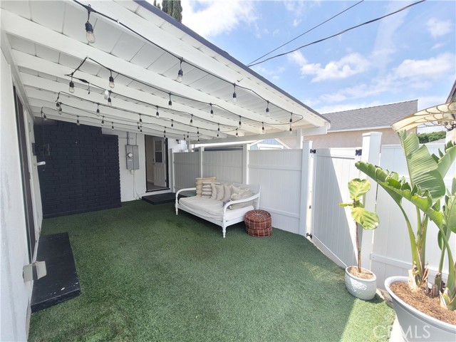 17557 Lemay Place, Lake Balboa CA: https://media.crmls.org/medias/50b4375d-db60-46cf-8b32-f0d635007bb6.jpg