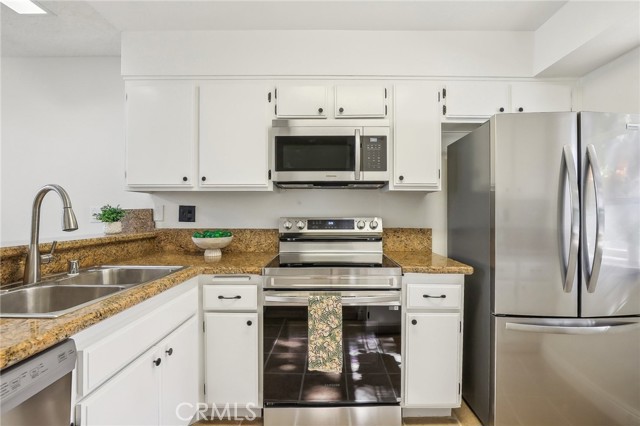Detail Gallery Image 3 of 20 For 25447 Pine Creek Ln, Wilmington,  CA 90744 - 1 Beds | 1 Baths