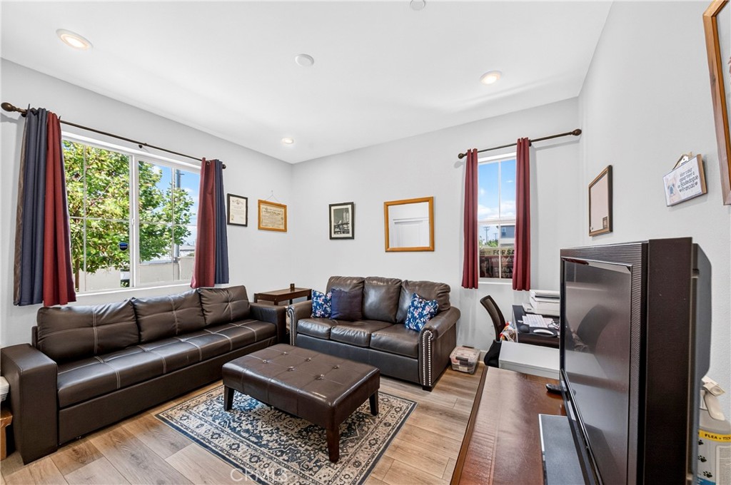 https://media.crmls.org/medias/50b555d6-8e84-44b9-a7e4-f8d0491d859a.jpg?preset=X-Large