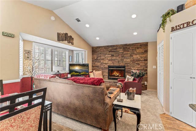 Detail Gallery Image 5 of 33 For 809 E Victoria Ct, Lake Arrowhead,  CA 92352 - 2 Beds | 1/1 Baths