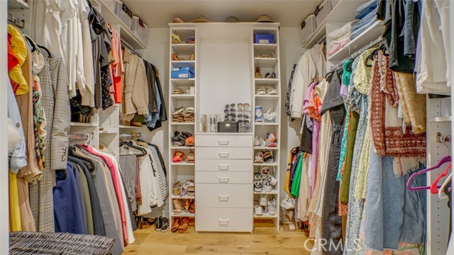 Detail Gallery Image 25 of 57 For 22914 Gershwin Dr, Woodland Hills,  CA 91364 - 5 Beds | 4/1 Baths