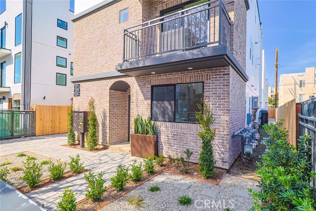 1227 N June Street, Hollywood CA: https://media.crmls.org/medias/50bae1bd-063f-4391-9136-fdb2e2121cf4.jpg