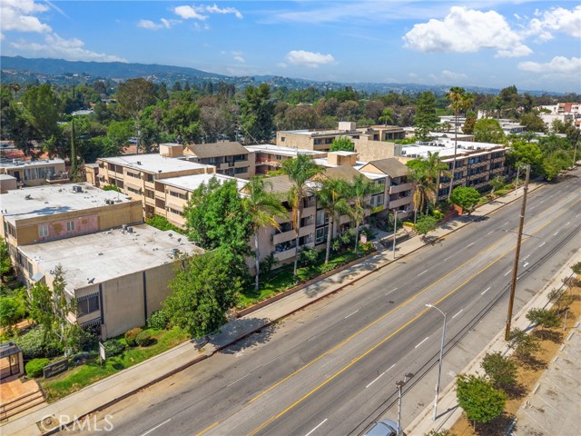 17000 Burbank Boulevard, Encino CA: https://media.crmls.org/medias/50bcc78d-3910-49cb-ad64-4ed93370095e.jpg